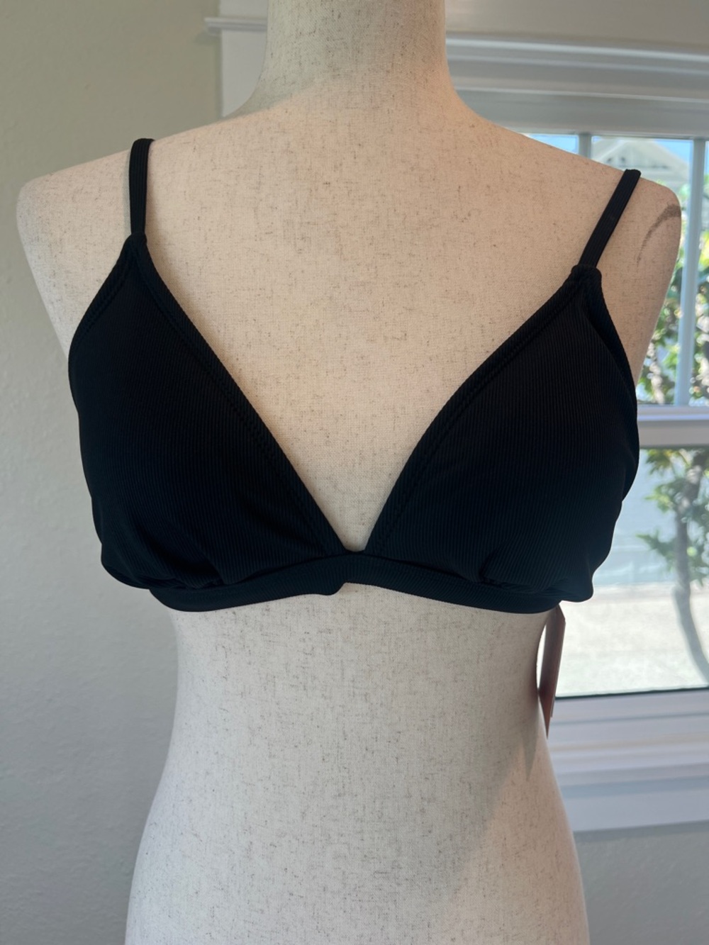 Shade & Shore Black Ribbed Bikini Top. Size M. NWT.